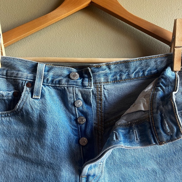 Levi Distressed Jean Shorts - Picture 6 of 9